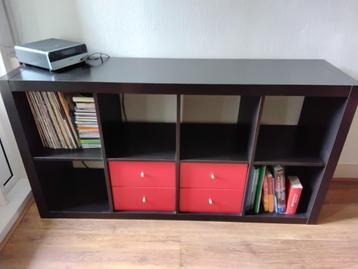 Zwartbruine Ikea Expedit 4x2 vakkenkast met 2x2 rode lades