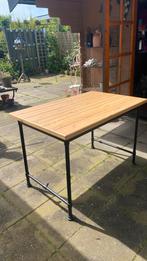 Grenen tafel met metalen onderstel, Huis en Inrichting, Tafels | Eettafels, 50 tot 100 cm, 100 tot 150 cm, Rechthoekig, Ophalen of Verzenden