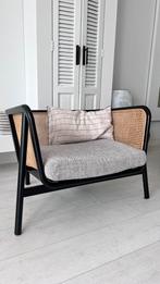 Ruime en stijlvolle fauteuil – rotan & zwart frame, Ophalen, Zo goed als nieuw, Stof