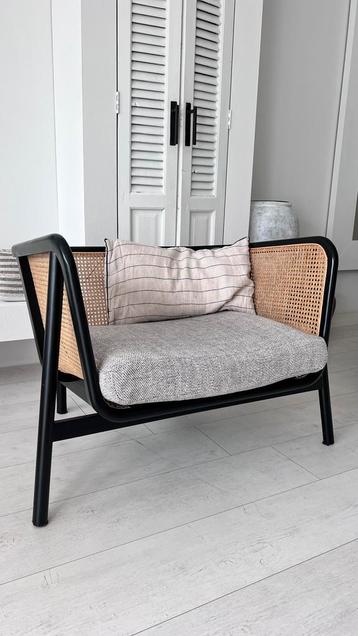 Ruime en stijlvolle fauteuil – rotan & zwart frame beschikbaar voor biedingen