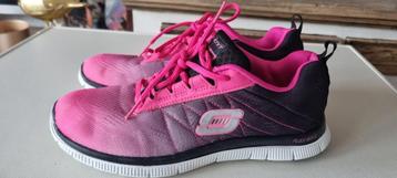 Skechers roze met zwart maat 38 beschikbaar voor biedingen