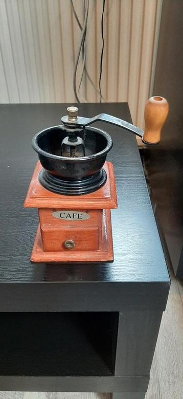 Antiek koffiemolentje beschikbaar voor biedingen