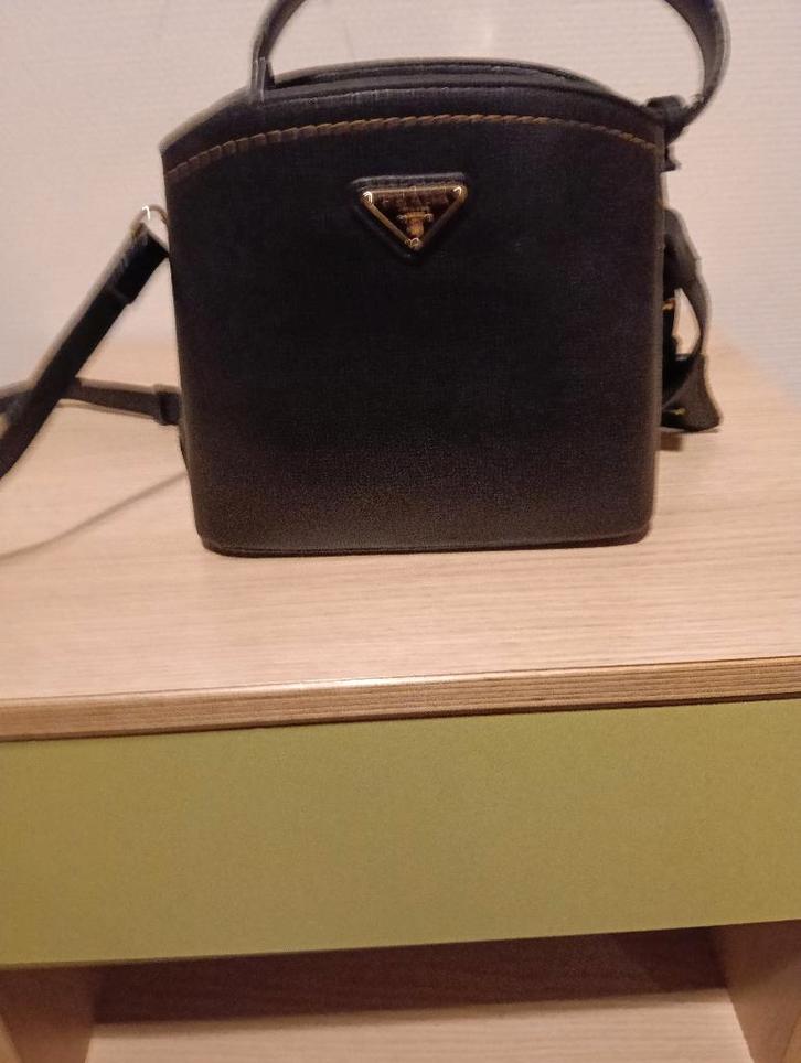 Prada tas, Sieraden, Tassen en Uiterlijk, Tassen | Damestassen, Zo goed als nieuw, Handtas, Zwart, Ophalen of Verzenden