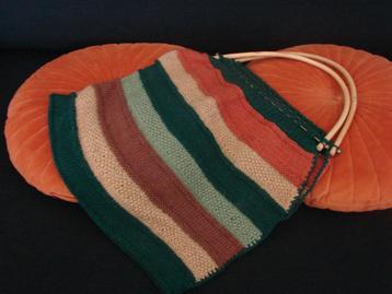 Vintage j60 gebreide wollen tas met houten hengsels. beschikbaar voor biedingen