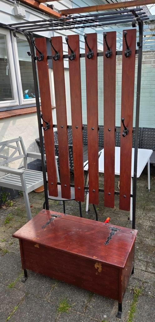 Stevige staande kapstok met opbergkist, Huis en Inrichting, Woonaccessoires | Kapstokken, Gebruikt, Staande kapstok, 150 tot 200 cm