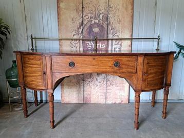 Notenhouten dressoir, sidetable, console met messing hekwerk beschikbaar voor biedingen
