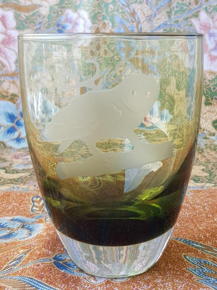 Prachtige oude glazen vaas uit Engeland met een uil 12,7 cm., Antiek en Kunst, Antiek | Vazen, Ophalen of Verzenden