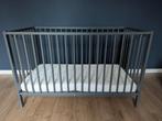 Kinder ledikant 60x120 grijs/antraciet met beddengoed, Kinderen en Baby's, Babywiegjes en Ledikanten, Ophalen, Gebruikt, Ledikant