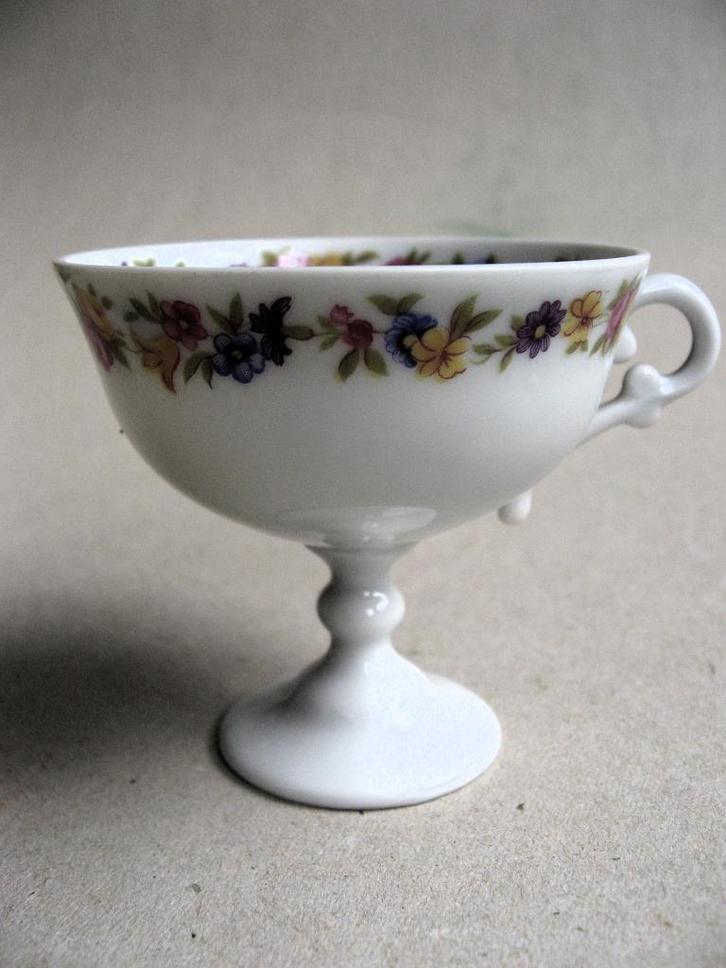 Sierlijk Limoges kopje op voet, Porcelaine d'Art, Antiek en Kunst, Antiek | Porselein, Ophalen of Verzenden