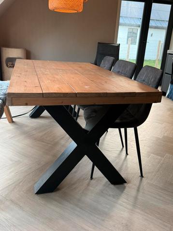 Houten tafel met 3 stoelen beschikbaar voor biedingen