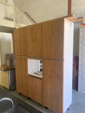 Houten keuken met kastenwand  beschikbaar voor biedingen