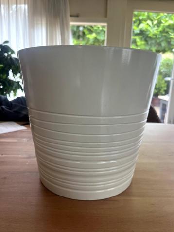 Witte Ikea Plantenpot  34 cm hoog beschikbaar voor biedingen