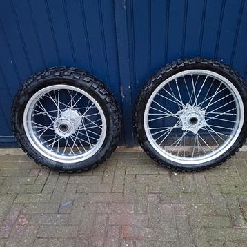Mooie ktm 950/990 adventure wielen set met nieuwe banden beschikbaar voor biedingen
