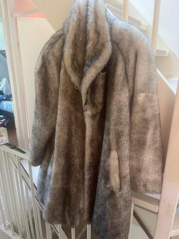 Grijze faux fur winterjas beschikbaar voor biedingen