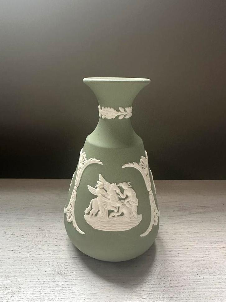 Wedgewood Jasperware Vaasje - Groen, Antiek en Kunst, Antiek | Vazen, Ophalen of Verzenden
