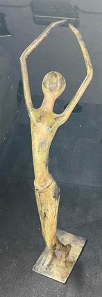 Groot Bronzen beeld danseres met patine, Verzenden