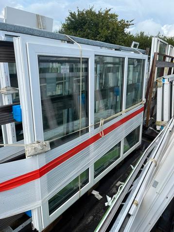 Hoge kwaliteit kunstof kozijn met aluminium opzet profiel, beschikbaar voor biedingen