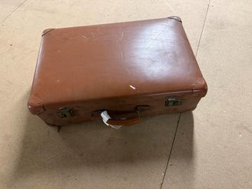 Oude bruine koffer met kleding. Vintage beschikbaar voor biedingen