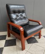70 jaren zware TEAK hout fauteuil met zwart leren kussens, Huis en Inrichting, Fauteuils, Ophalen, Gebruikt, Vintage, 75 tot 100 cm