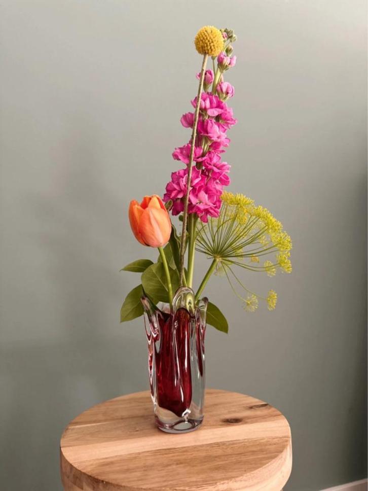 Zweedse vintage vaas dik glas met rode kern retro Scandinavi, Huis en Inrichting, Woonaccessoires | Vazen, Zo goed als nieuw, Rood
