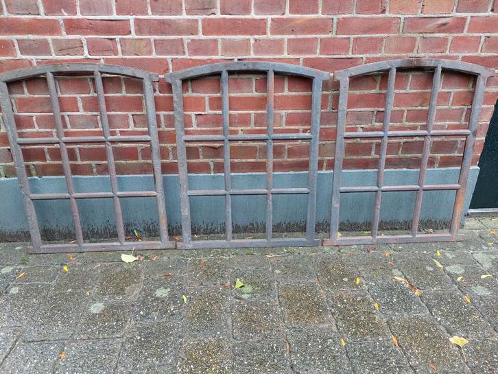 Drie mooie 9 vaks gietijzeren stalramen., Doe-het-zelf en Verbouw, Glas en Ramen, Zo goed als nieuw, Ophalen of Verzenden