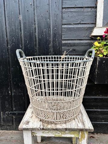 Brocante draadijzeren aardappelmand beschikbaar voor biedingen