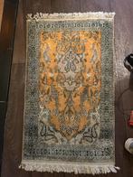Vintage Klein Tapijt, Minder dan 50 cm, Gebruikt, Beige, Ophalen of Verzenden