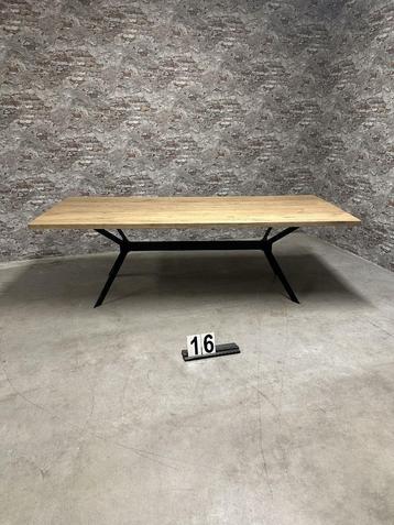 Maatwerk eiken eettafel met design poot beschikbaar voor biedingen