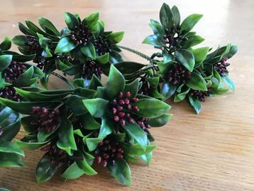 6x nep kunststof takjes met rode besjes - tak skimmia beschikbaar voor biedingen