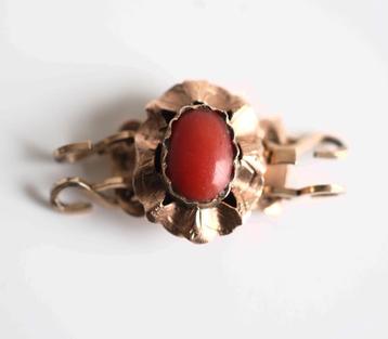 Antiek 14 krt gouden slot met bloedkoraal beschikbaar voor biedingen