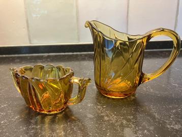 Geel suiker/melkkan. Puddingvorm anker, strooier en melkkan. beschikbaar voor biedingen