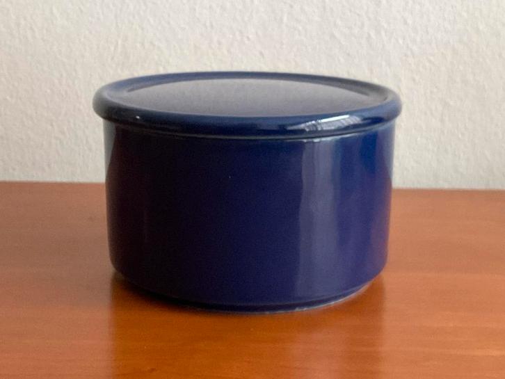 Arabia, Finland: blauwe Pernukka (Kilta) pot en deksel izgs, Antiek en Kunst, Antiek | Keramiek en Aardewerk, Ophalen of Verzenden