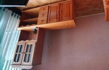 Dressoir van grenenhout beschikbaar voor biedingen