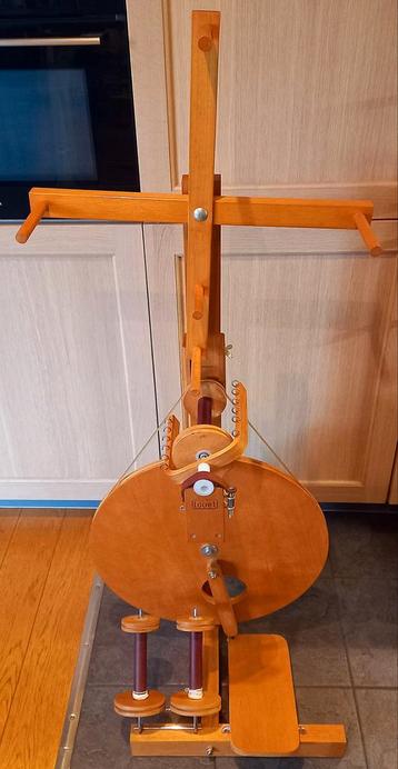 Louet Spinnewiel met Wolhaspel en Kaardborstels  beschikbaar voor biedingen