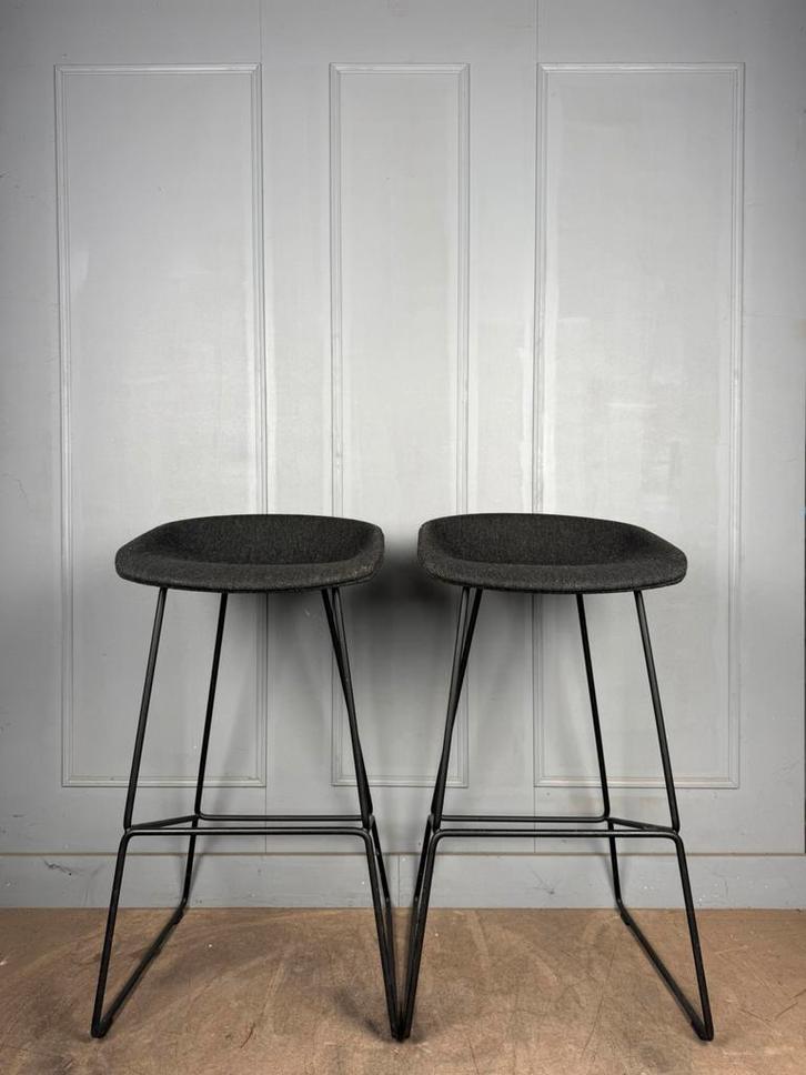 2 gestoffeerde HAY About A Stool AAS39 design barkrukken, Huis en Inrichting, Barkrukken, Zo goed als nieuw, 60 tot 90 cm, Metaal