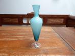 Sierlijk opaline vaasje in blauw, 24 cm., Italie