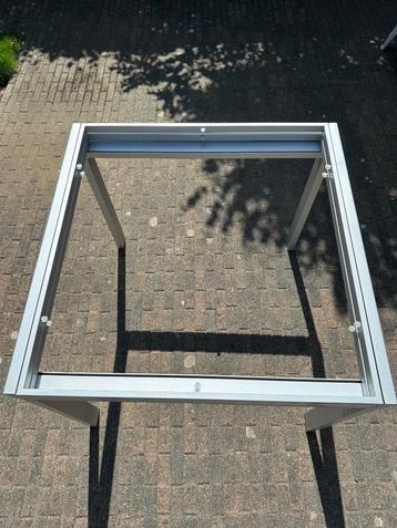 Glazen tafel (uittrekbaar) met 4 stoelen beschikbaar voor biedingen