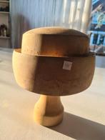 Houten hoedenmal, Ophalen