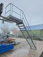 Stalen trap met bordes gegalv hoog 3,2mtr universeel, Doe-het-zelf en Verbouw, Ladders en Trappen, Ophalen, Zo goed als nieuw