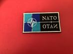 Badge van de Nato met velro, Verzamelen, Ophalen of Verzenden, Landmacht, Nederland, Embleem of Badge