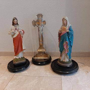 Antieke Maria en Jozef plus mooi bewerkt kruis in stolp. beschikbaar voor biedingen