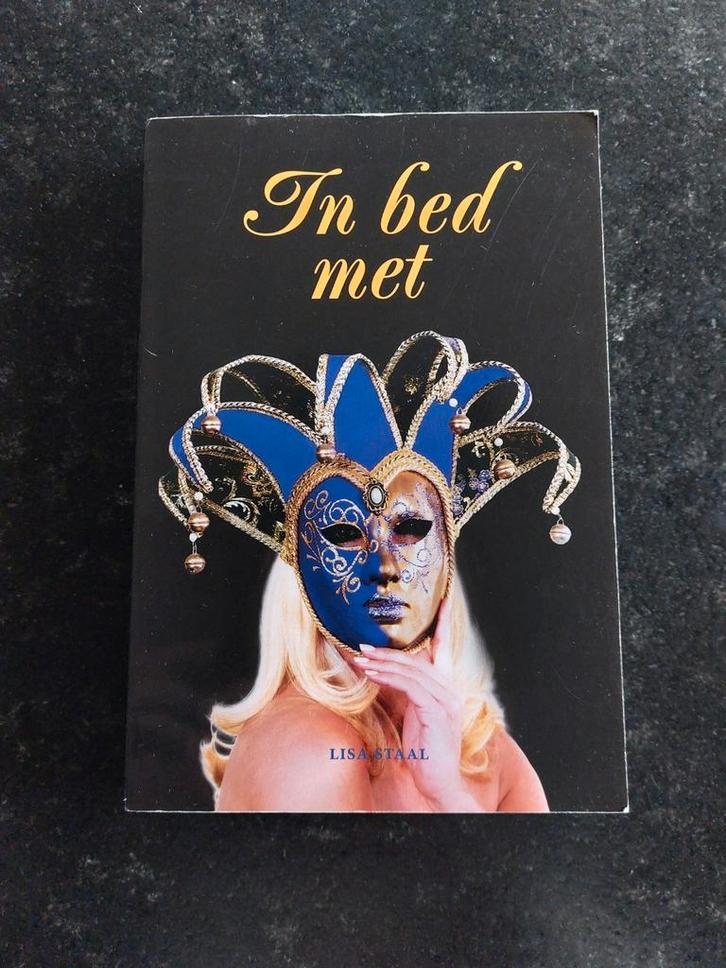 Lisa Staal - In bed met, Boeken, Literatuur, Zo goed als nieuw, Ophalen of Verzenden