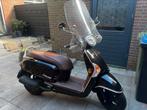 Te koop Kymco Like50 zwart + 2 nauwelijks gebruikte helmen, Fietsen en Brommers, Scooters | Kymco, Gebruikt, Maximaal 45 km/u