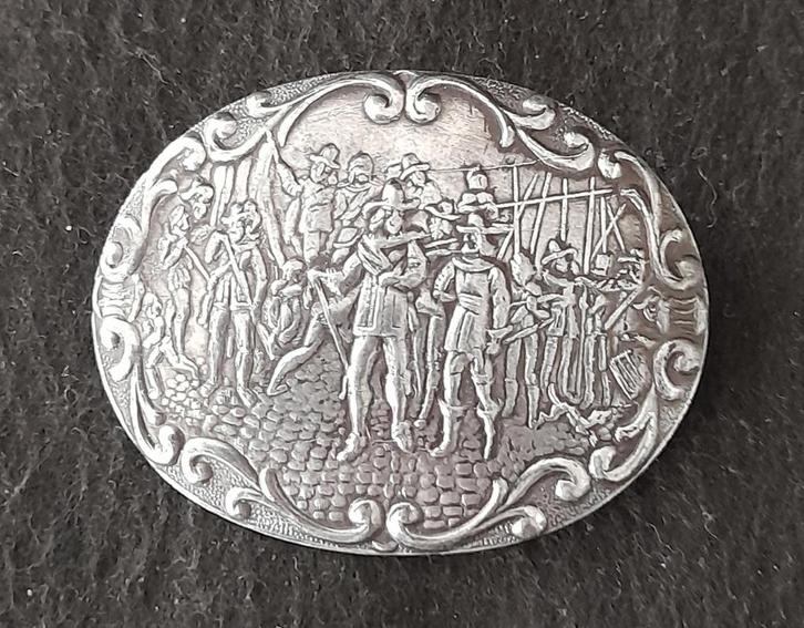 Broche 1920 met schutterij schutterstafereel, Sieraden, Tassen en Uiterlijk, Broches, Gebruikt, Overige materialen, Zilver, 4 tot 7 cm