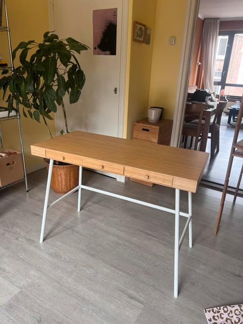 Bureau met bamboe houten blad en witte poten. LILLÅSEN, Huis en Inrichting, Bureaus, Zo goed als nieuw, Bureau, Ophalen of Verzenden