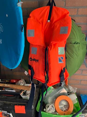 3 kinderreddingsvesten (life jackets) €8 per stuk beschikbaar voor biedingen