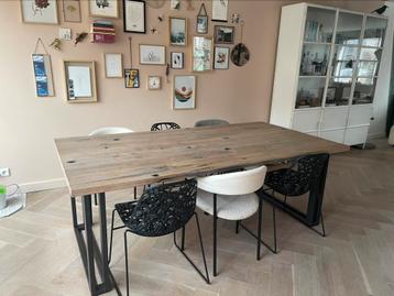 Eettafel 6 persoons eiken met stalen poten beschikbaar voor biedingen