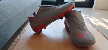 Nike voetbalschoenen maat 31,5 beschikbaar voor biedingen