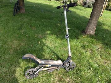 Zwarte Space Scooter beschikbaar voor biedingen