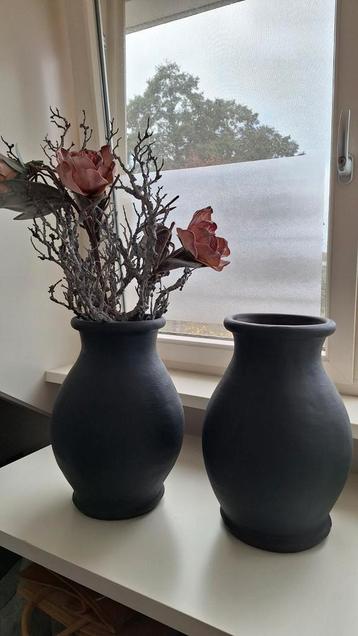 2 mooie grijze vazen/ bloempotten  beschikbaar voor biedingen